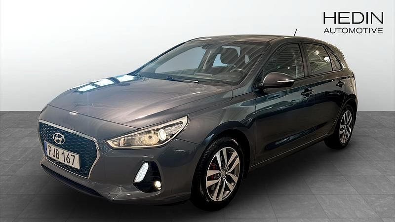 Mörkgrå (grey) Begagnad 2017 Hyundai i30 Comfort Halvkombi | 150 000 kr (Marknadspris) - Bild 1/4