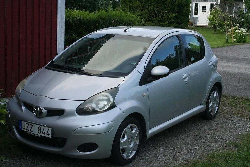 Vit Begagnad 2009 Toyota Aygo Halvkombi | 26 500 kr (Marknadspris) - Bild 1/2