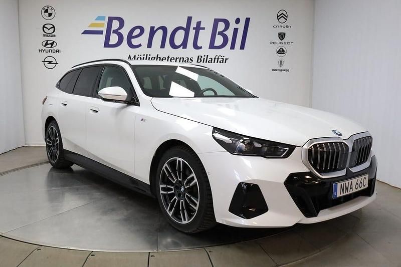 Mineral white metallic Begagnad 2025 BMW 530 M Sport Kombi | 649 500 kr - Bild 1/3