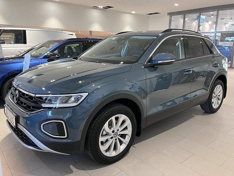 Mörkblå Ny 2025 VW T-Roc Life SUV | 385 500 kr (Marknadspris) - Bild 1/4