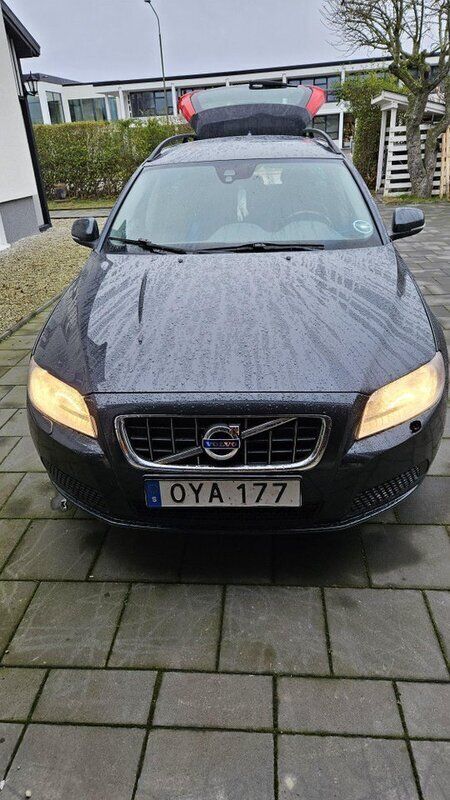 Grå Begagnad 2012 Volvo V70 Drive Kinetic Kombi | 64 999 kr (Superpris) - Bild 1/4