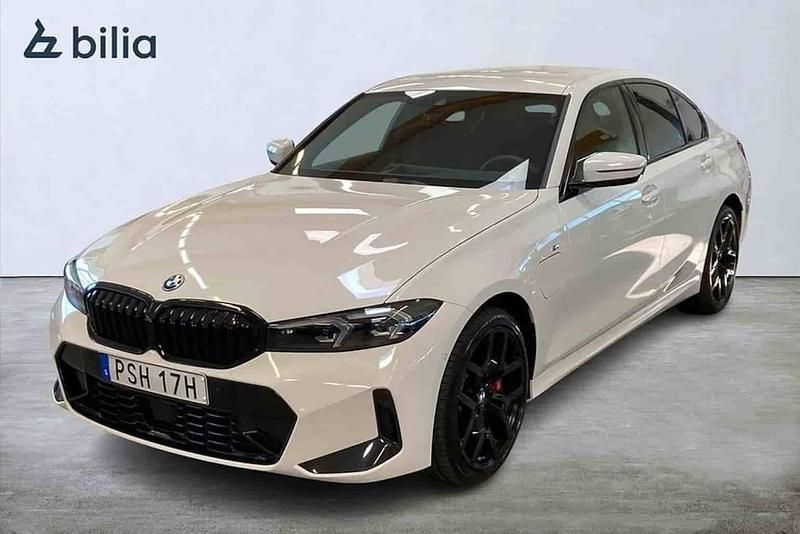 Vit Begagnad 2025 BMW 330e Sedan | 529 000 kr - Bild 1/1