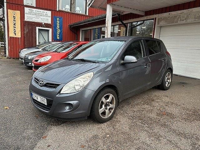 Mörkgrå (grå) Begagnad 2011 Hyundai i20 Select Halvkombi | 29 500 kr (Marknadspris) - Bild 1/4