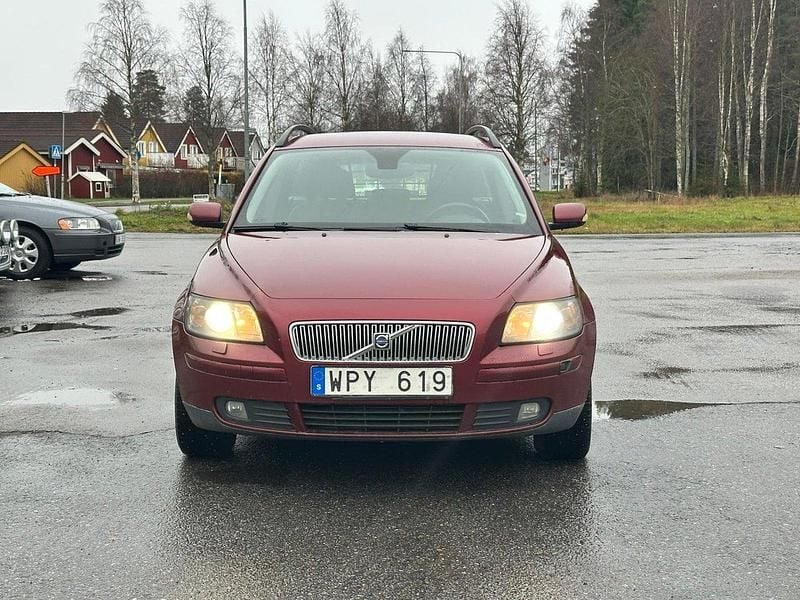 Röd Begagnad 2005 Volvo V50 Momentum Kombi | 37 900 kr (Marknadspris) - Bild 1/4