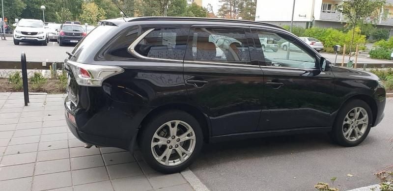Svart Begagnad 2014 Mitsubishi Outlander SUV | 100 000 kr (Marknadspris) - Bild 1/3