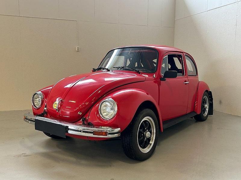 Röd Begagnad 1975 VW Käfer S Sedan | 179 000 kr - Bild 1/4