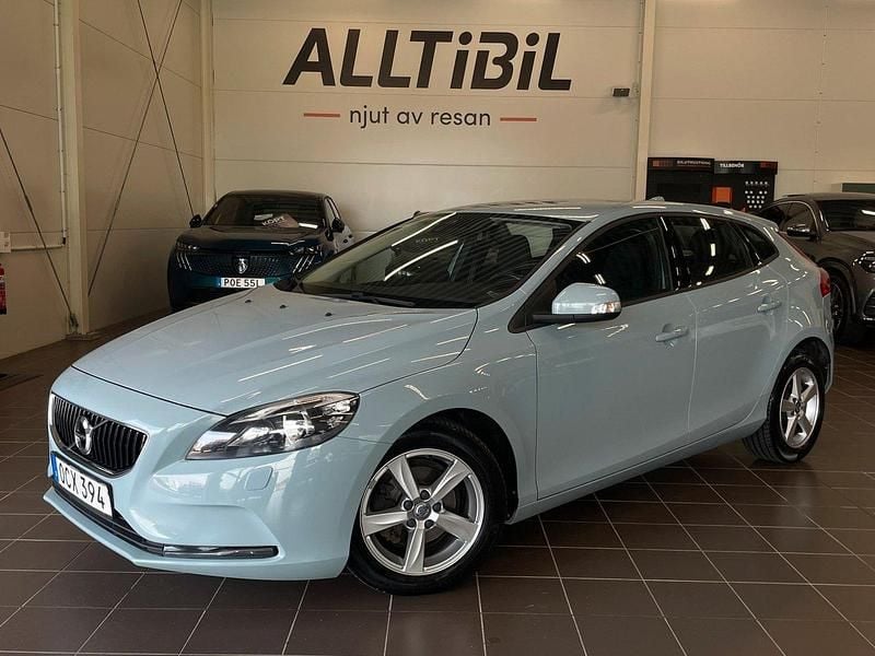 Ljusblå Begagnad 2016 Volvo V40 Kinetic Kombi | 129 800 kr (Marknadspris) - Bild 1/4