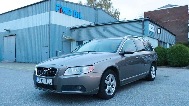 Grå Begagnad 2008 Volvo V70 Summum Kombi | 44 700 kr (Marknadspris) - Bild 1/4