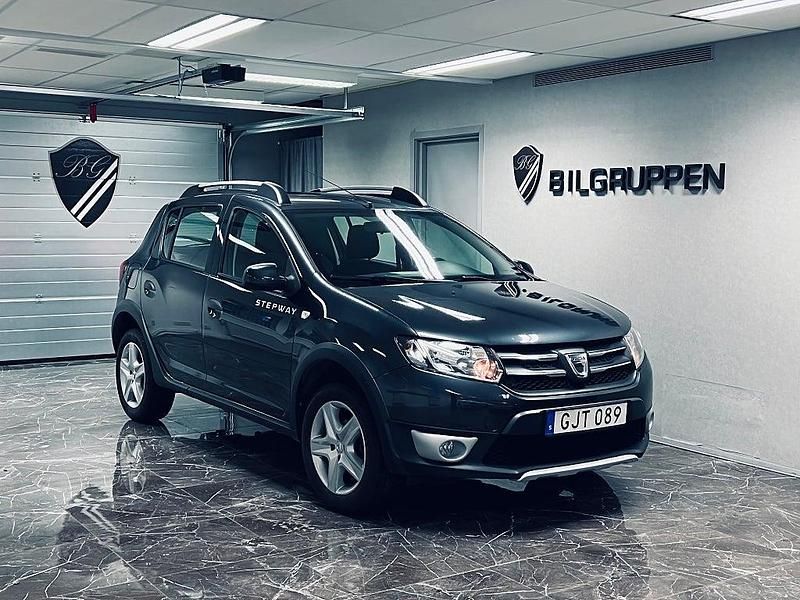 Grå Begagnad 2016 Dacia Sandero Stepway Kombi | 79 900 kr (Lite dyr) - Bild 1/4