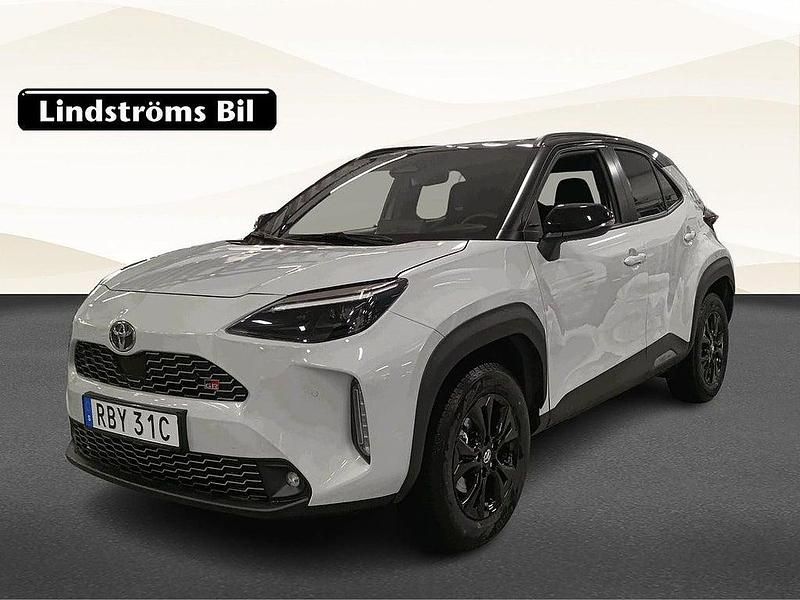 Grå Begagnad 2025 Toyota Yaris Cross Sport SUV | 379 900 kr (Dyr) - Bild 1/3