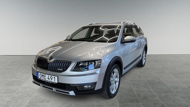 Silver Begagnad 2015 Skoda Octavia Scout Kombi | 195 000 kr (Lite dyr) - Bild 1/4