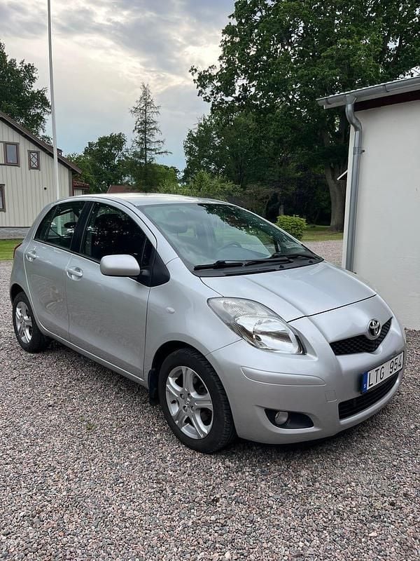 Begagnad 2011 Toyota Yaris Halvkombi | 55 000 kr (Marknadspris) - Bild 1/4