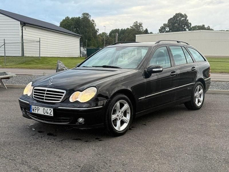 Svart Begagnad 2005 Mercedes C200 Avantgarde Kombi | 29 900 kr (Marknadspris) - Bild 1/4