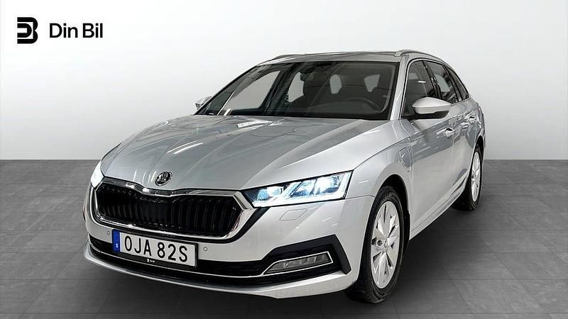 Brilliant silver metallic Begagnad 2024 Skoda Octavia Style Kombi | 304 900 kr (Marknadspris) - Bild 1/4
