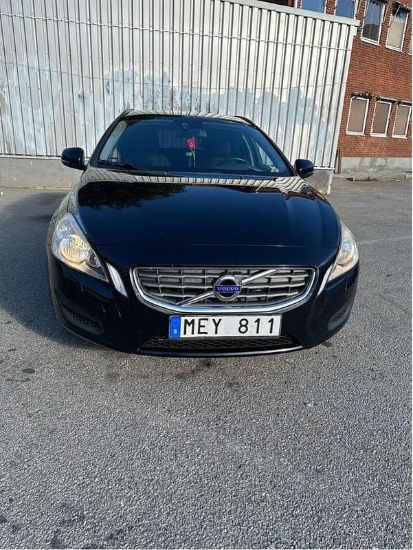 Svart Begagnad 2012 Volvo V60 Kinetic Kombi | 94 500 kr (Bra pris) - Bild 1/4