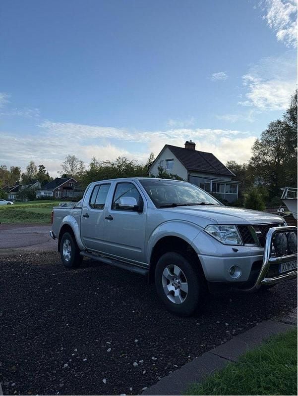 Silver Begagnad 2010 Nissan Navara Pickup | 100 000 kr (Marknadspris) - Bild 1/4