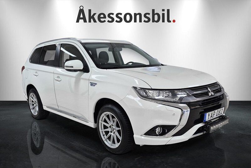 Vit Begagnad 2015 Mitsubishi Outlander P-HEV SUV | 149 000 kr (Dyr) - Bild 1/4