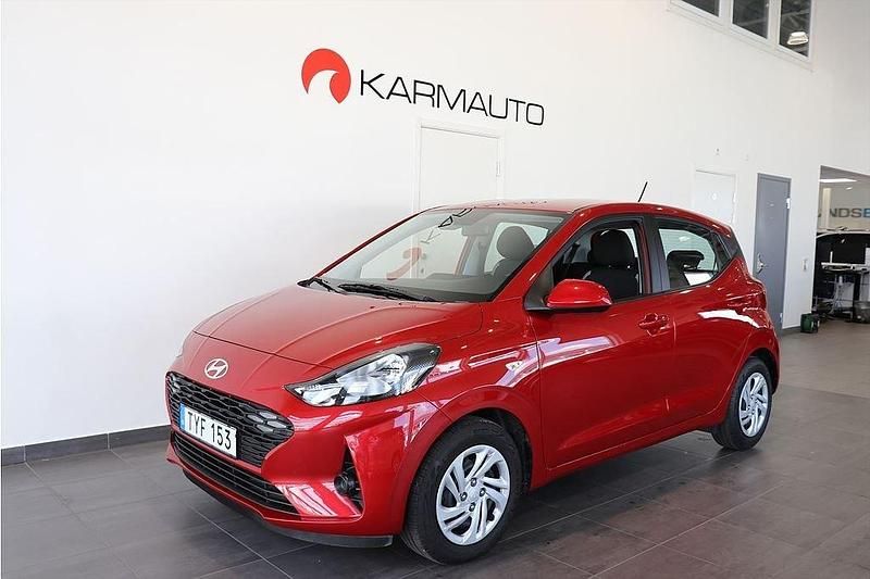 Röd Begagnad 2023 Hyundai i10 Essential Halvkombi | 157 900 kr (Marknadspris) - Bild 1/4