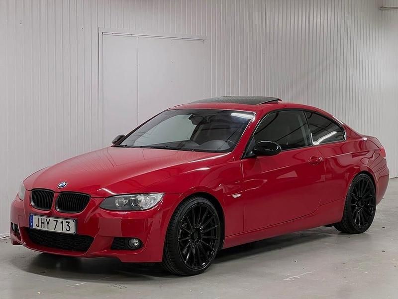Röd Begagnad 2007 BMW 335 Comfort Edition Sportkupé | 132 900 kr (Marknadspris) - Bild 1/4