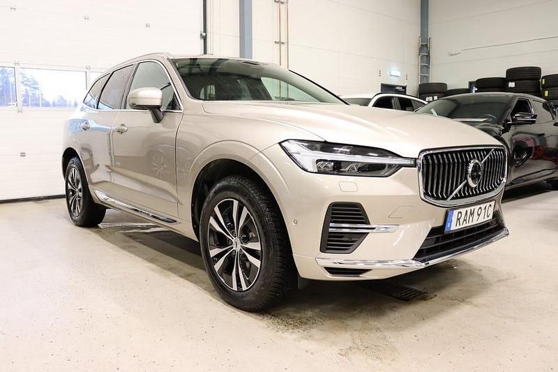 Begagnad Volvo XC60 Core 350 HK (257 kW) 2023 Grå SUV