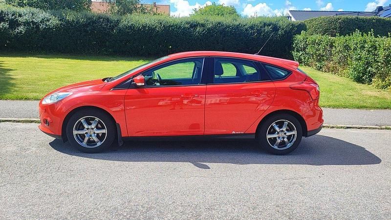 Röd Begagnad 2013 Ford Focus Trend Halvkombi | 57 000 kr (Marknadspris) - Bild 1/4