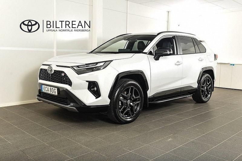 Vit Begagnad 2023 Toyota RAV4 Hybrid Sport SUV | 489 900 kr (Marknadspris) - Bild 1/4