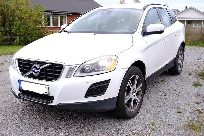 Vit Begagnad 2013 Volvo XC60 Momentum SUV | 38 000 kr (Superpris) - Bild 1/4