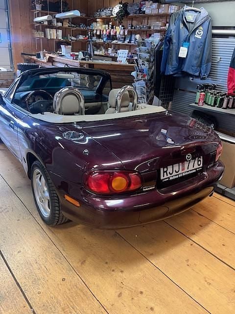 Röd Begagnad 2000 Mazda MX5 Cab | 185 000 kr - Bild 1/4