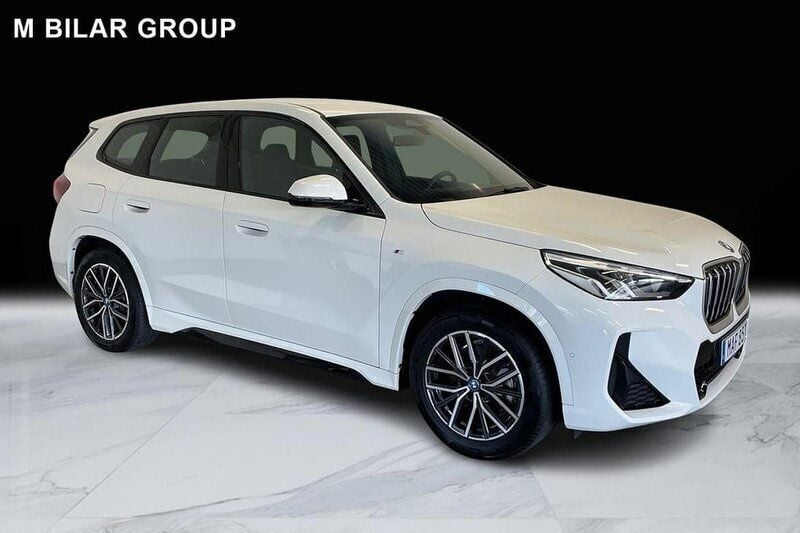 Vit Begagnad 2023 BMW iX1 M Sport SUV | 529 000 kr (Marknadspris) - Bild 1/4