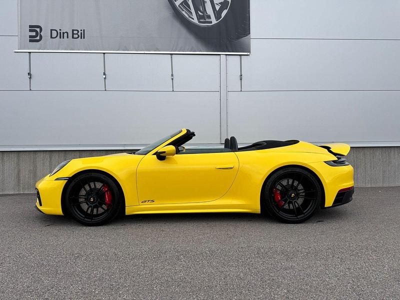 Flerfärgad (gul) Begagnad 2023 Porsche 911 Carrera GTS Cab | 1 750 000 kr - Bild 1/4
