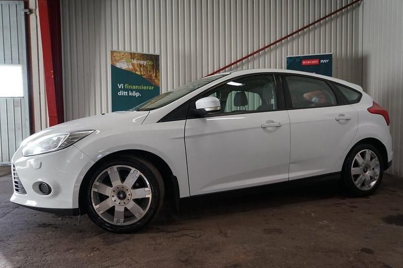 Begagnad Ford Focus Trend 105 HK (77 kW) 2013 Vit