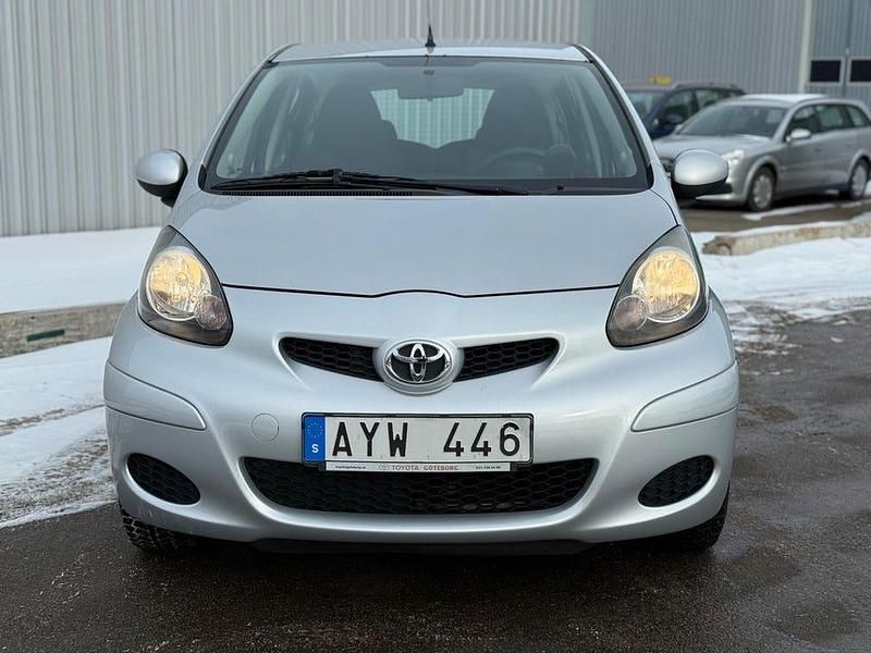 Begagnad Toyota Aygo 68 HK (50 kW) 2011 Silver Halvkombi