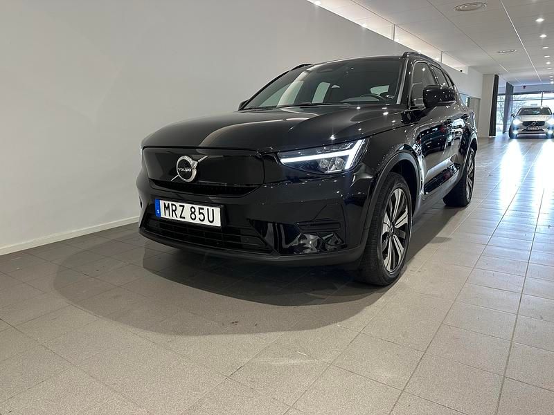 Svart Begagnad 2023 Volvo XC40 Single Motor SUV | 319 500 kr (Marknadspris) - Bild 1/4