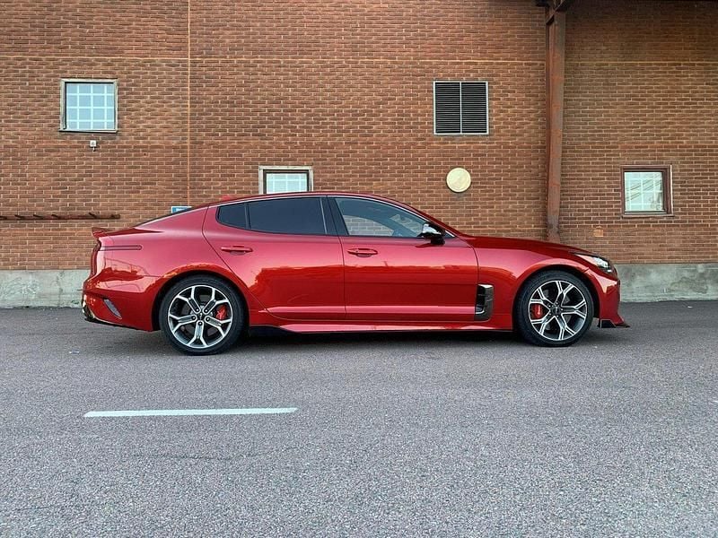 Röd Begagnad 2018 Kia Stinger Sedan | 309 000 kr (Bra pris) - Bild 1/4