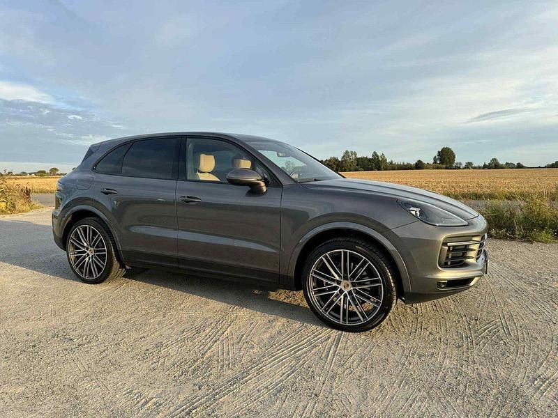 Grå Begagnad 2019 Porsche Cayenne SUV | 595 000 kr (Superpris) - Bild 1/4