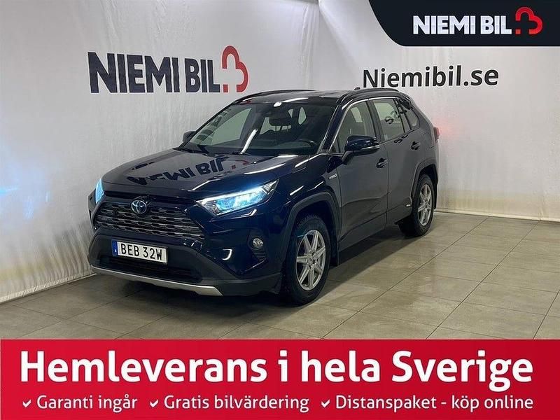 Blå Begagnad 2019 Toyota RAV4 Hybrid SUV | 309 900 kr (Marknadspris) - Bild 1/3