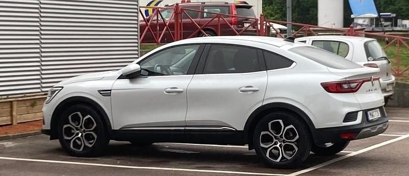 Vit metallic Begagnad 2022 Renault Arkana SUV | 235 000 kr (Marknadspris) - Bild 1/2