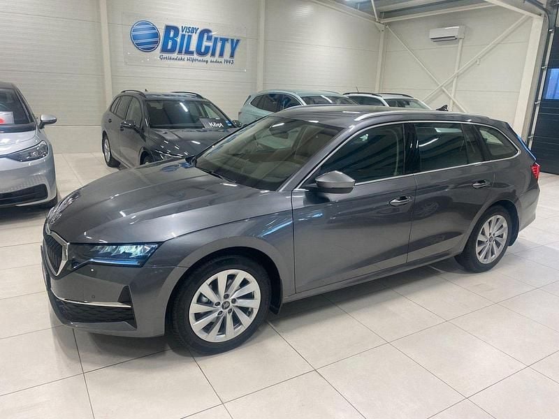 Grå Ny 2025 Skoda Octavia Selection Kombi | 339 399 kr (Marknadspris) - Bild 1/4