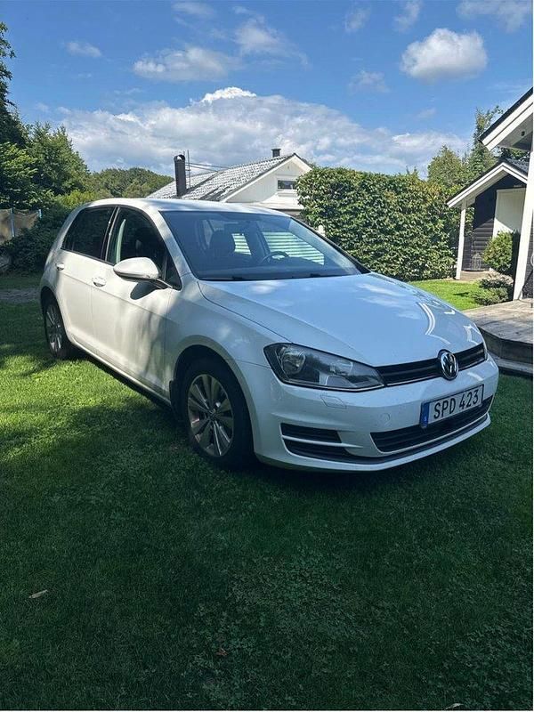 Vit Begagnad 2015 VW Golf VII Halvkombi | 95 000 kr (Bra pris) - Bild 1/4