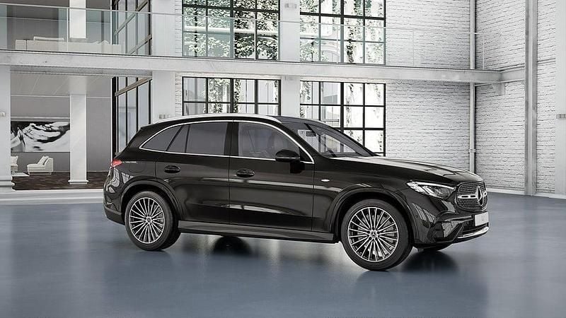 Svart (obsidiansvart metallic) Ny 2025 Mercedes GLC300e SUV | 812 550 kr (Dyr) - Bild 1/4