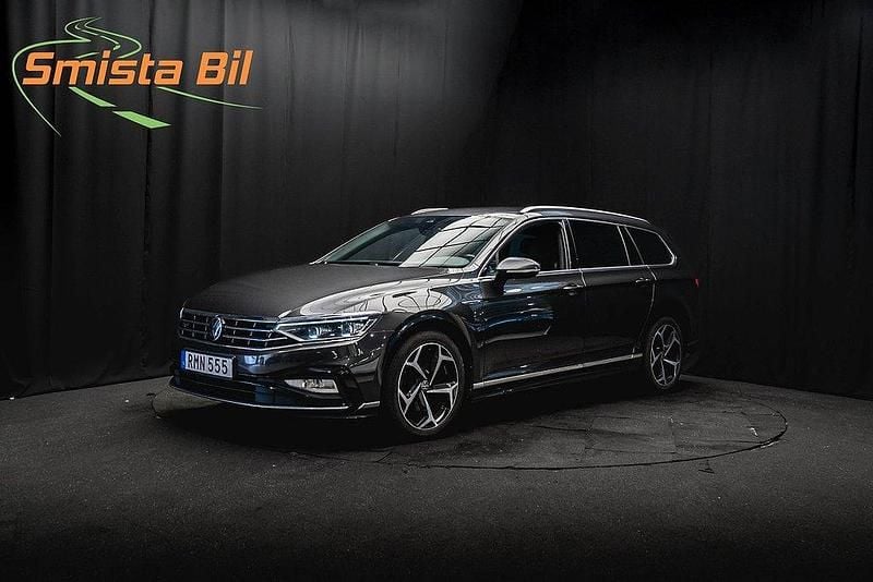 Mörkgrå (grå) Begagnad 2022 VW Passat R-line Kombi | 254 900 kr (Bra pris) - Bild 1/3