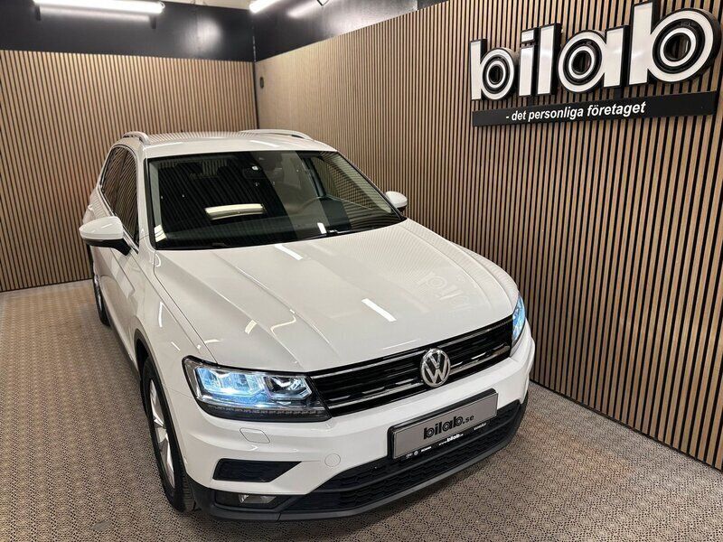 Vit (pure white) Begagnad 2019 VW Tiguan SUV | 269 000 kr (Marknadspris) - Bild 1/4