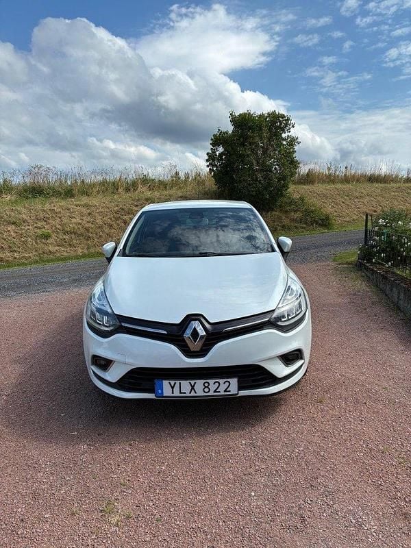 Vit Begagnad 2018 Renault Clio IV Intens Halvkombi | 85 500 kr (Marknadspris) - Bild 1/3