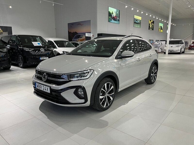 Ljusgrå Ny 2024 VW Taigo R-line SUV | 314 900 kr (Marknadspris) - Bild 1/4