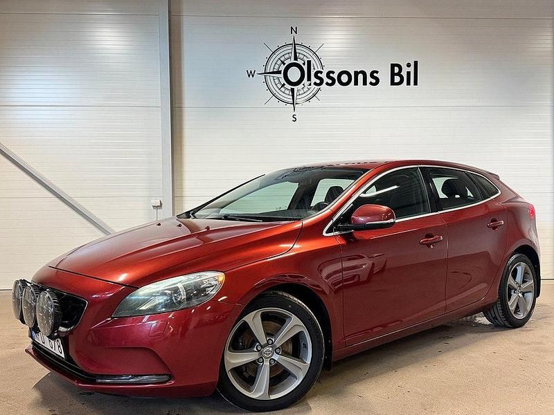 Röd Begagnad 2012 Volvo V40 Momentum Kombi | 119 900 kr (Marknadspris) - Bild 1/4