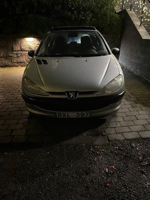 Begagnad 2000 Peugeot 206 Halvkombi | 8 000 kr (Bra pris) - Bild 1/4