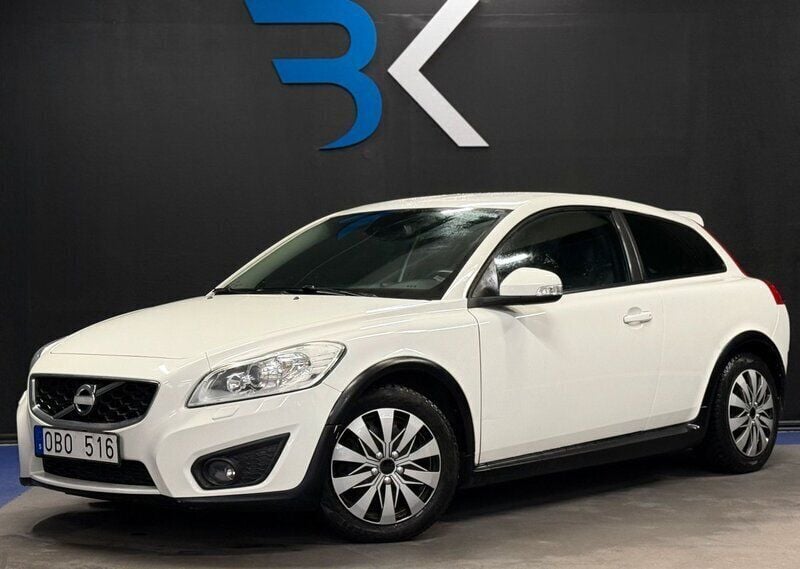 Vit Begagnad 2010 Volvo C30 Momentum Halvkombi | 119 900 kr (Dyr) - Bild 1/4