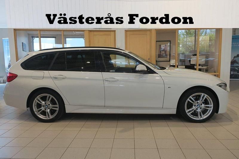 Vit Begagnad 2016 BMW 320 M Sport Kombi | 205 900 kr (Marknadspris) - Bild 1/4