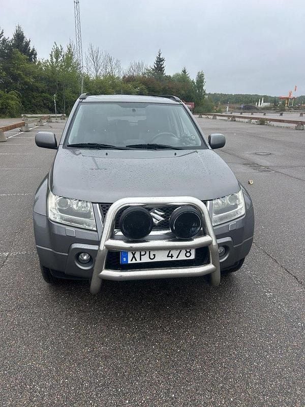 Grå Begagnad 2006 Suzuki Grand Vitara SUV | 80 000 kr (Marknadspris) - Bild 1/4