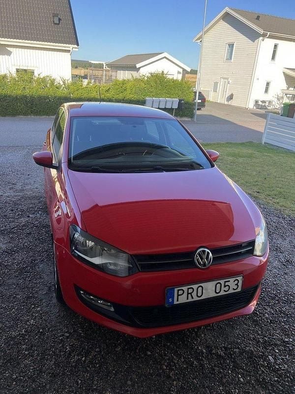Röd Begagnad 2010 VW Polo Halvkombi | 60 000 kr (Marknadspris) - Bild 1/4